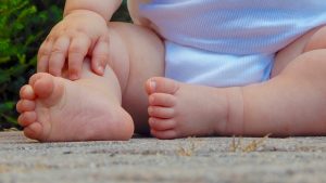 おすわりしている赤ちゃんの足